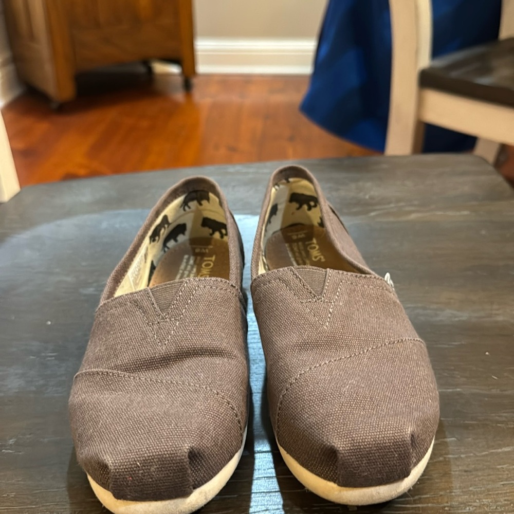 Grey size 6 Tom’s women’s shoes